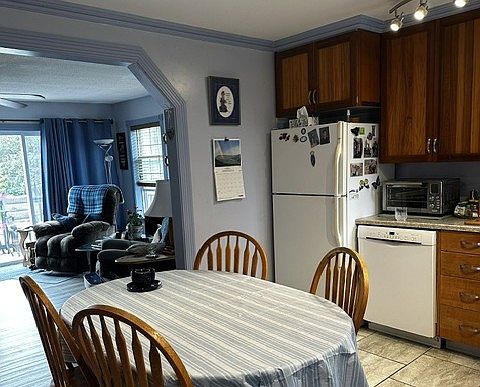 4th image of 2575 Clapperton Ave