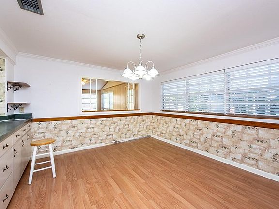 3rd image of 1917 Taylor Ln