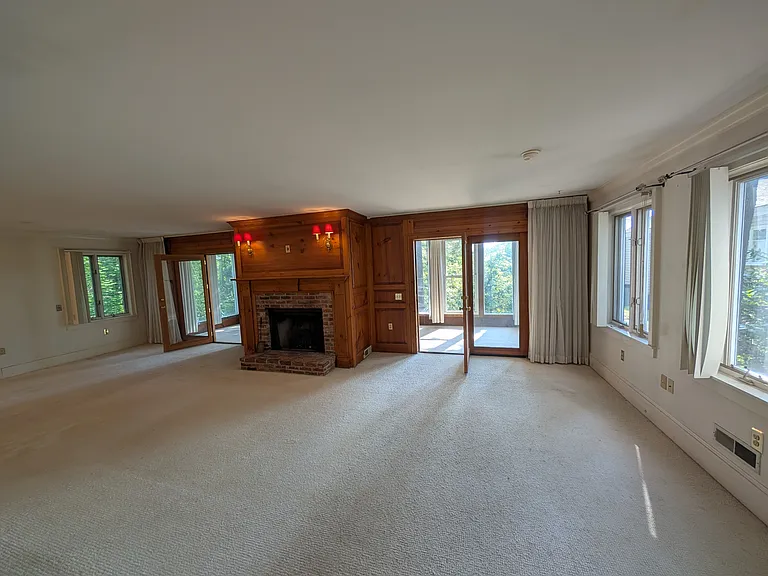 139 N Main St — Photo 10