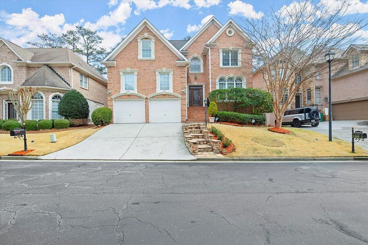 875 Wescott Ln — Photo 2
