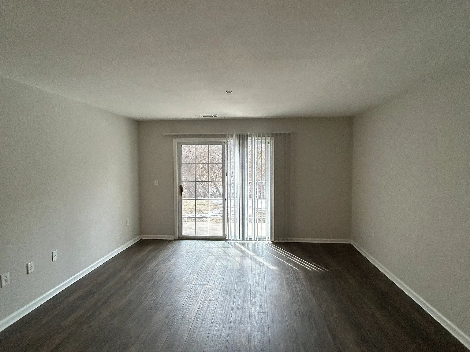2 bed, 2.0 bath, 1304 sqft, $5,073 — Photo 4