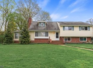 11 Juniper Dr, Morris Plains, NJ 07950