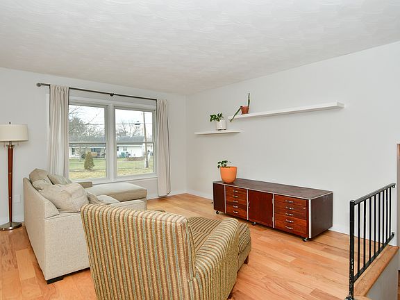 3rd image of 930 Oakwood Ct