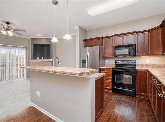 5th image of 15812 Robinson St