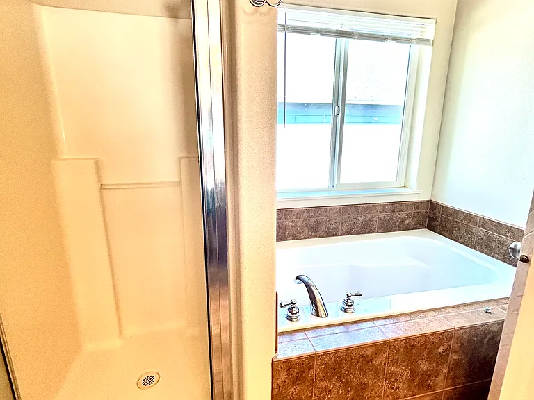 Primary bath w/ separate tub & shower