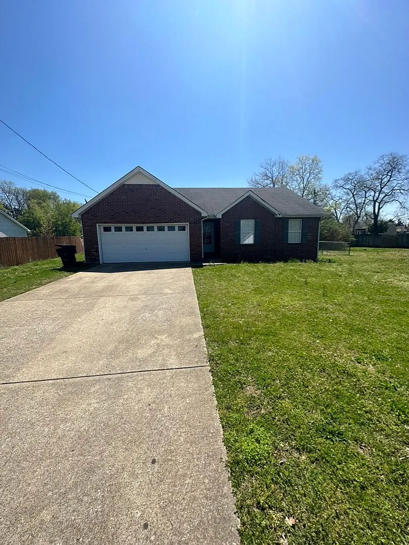 Charming 3 BR, 2 BA, 2 Car Garage Near MTSU — Photo 2