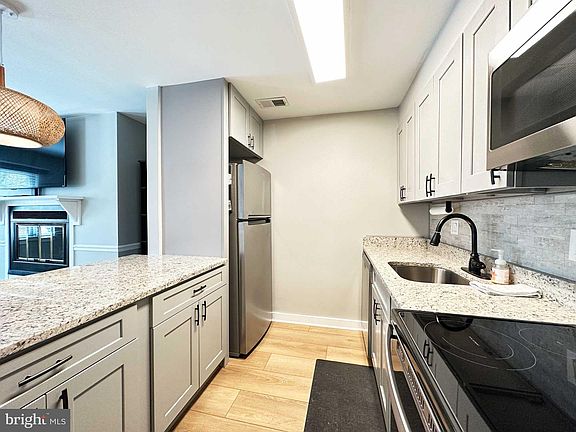 4th image of 138 W Barre St #R31