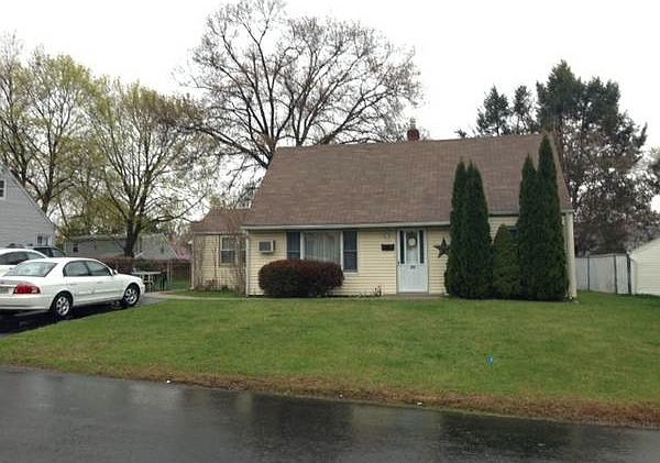 1st image of 90 Pine St