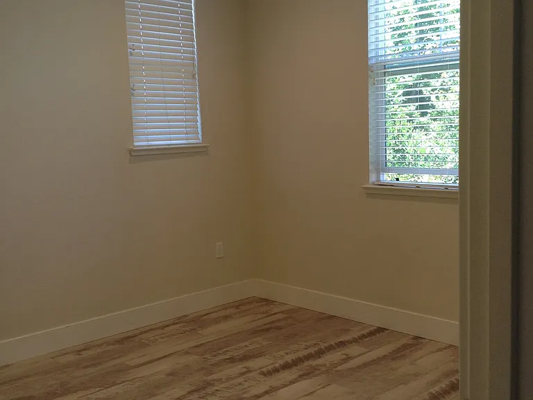 413 Wayland Loop — Photo 34