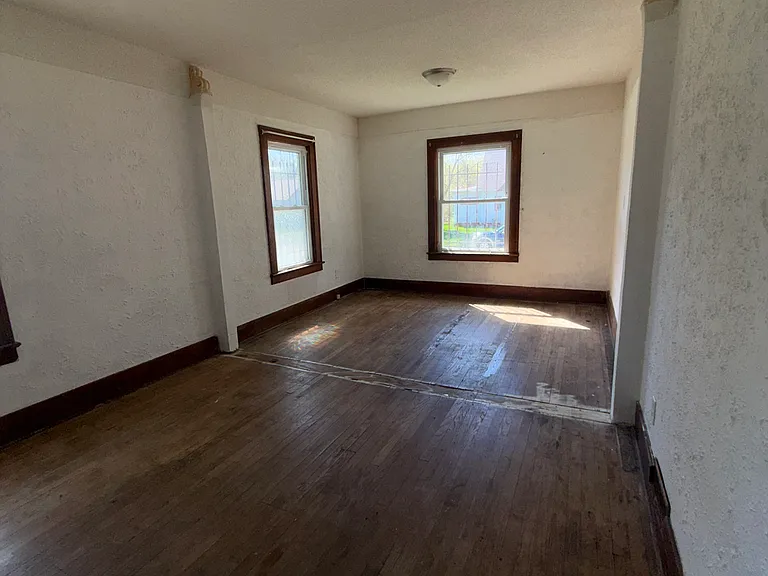 3918 Trumbull Ave — Photo 9