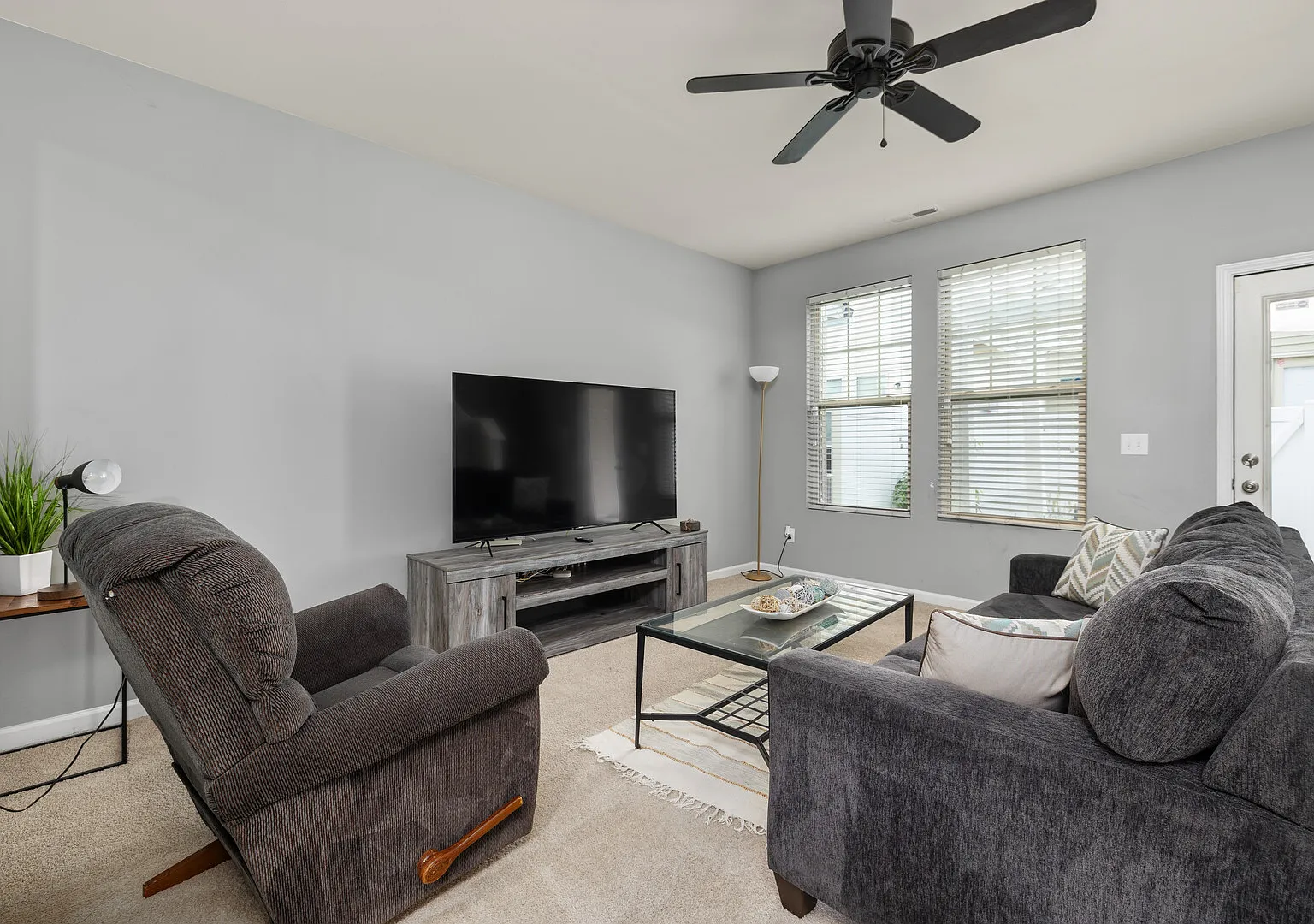 Fully Furnished 4BR Townhouse Mid-Term Rental — Photo 2