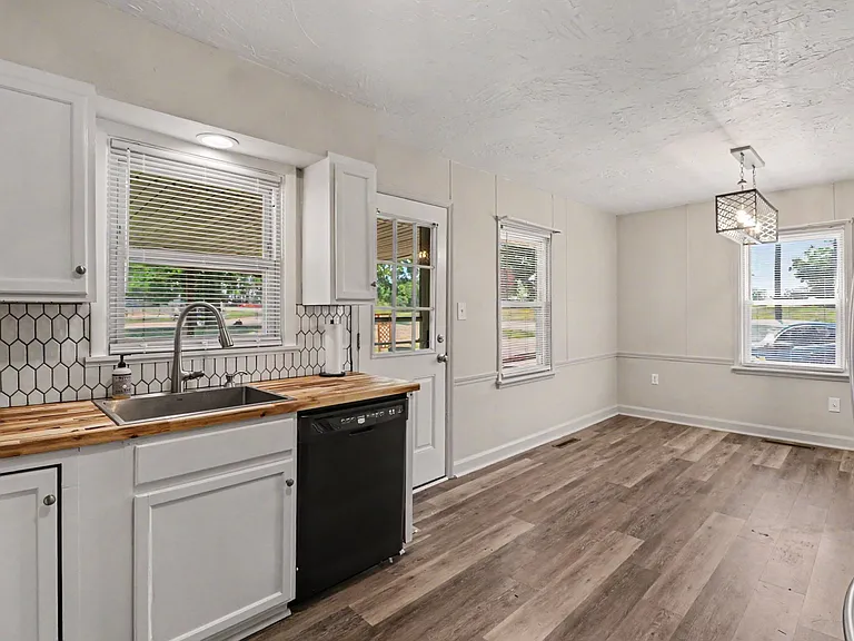 105 Maple Dr — Photo 3