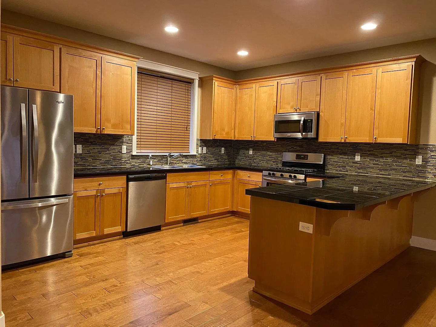 4 Bedroom Townhouse in Hood River — Photo 2