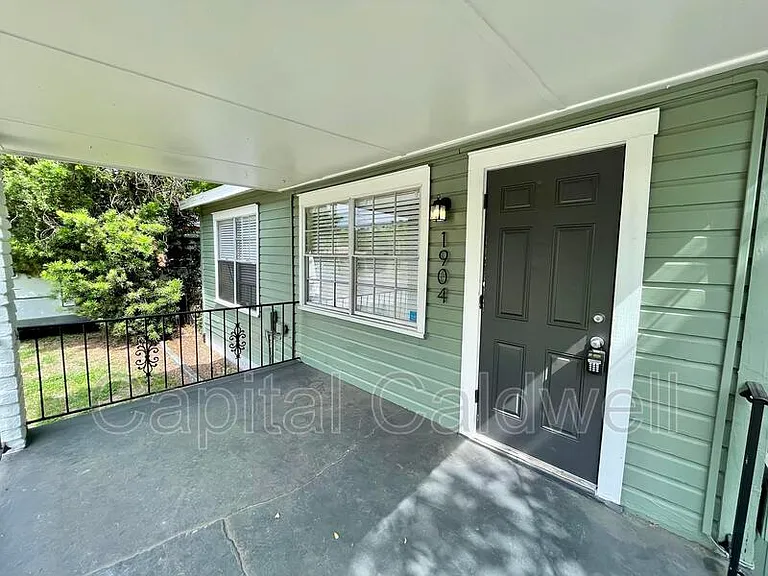 1904 E Emma St — Photo 2