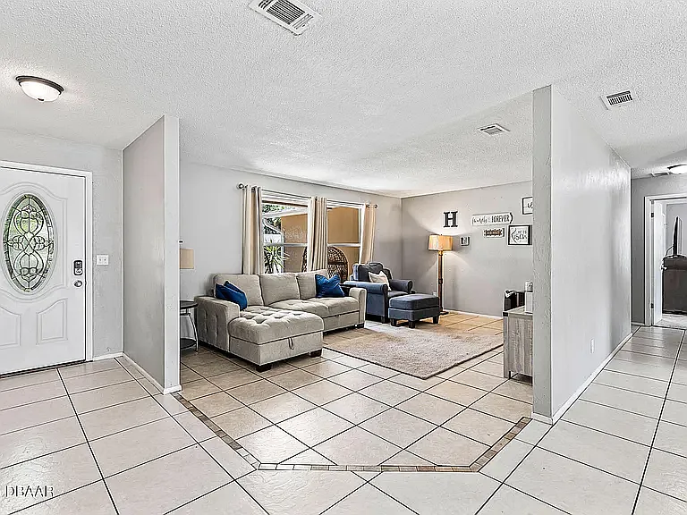 3 bed, 1628 sqft, $1,950 — Photo 2