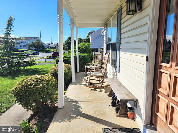 4th image of 33 Mailly Dr