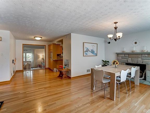 2nd image of 932 Larriwood Ave