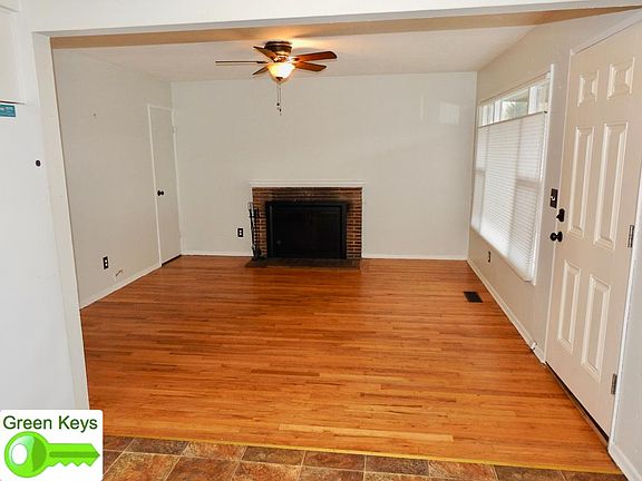 Working Fireplace in large living room with ceiling fan