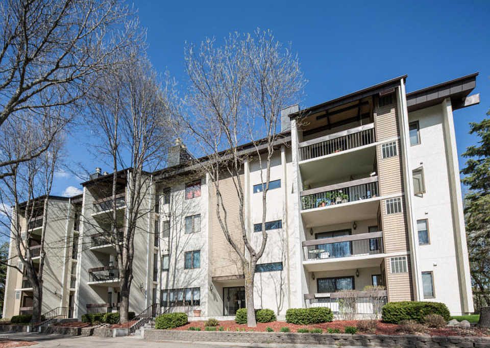 1st image of 200 Willow Ct APT 2B