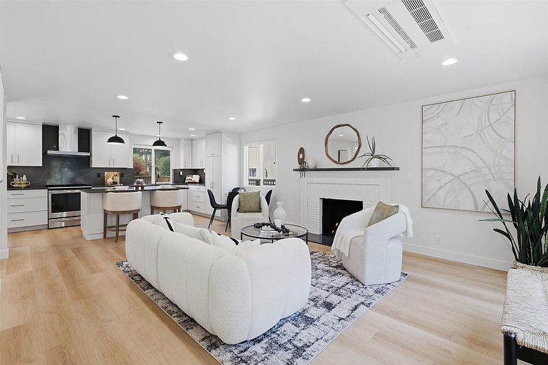 4th image of 4257 W 33rd Ave W #1