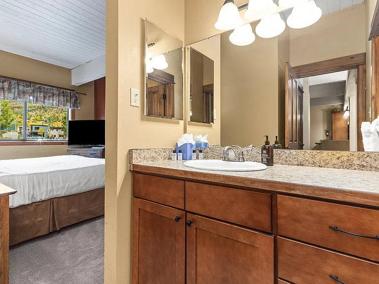 Ensuite Bathroom 1