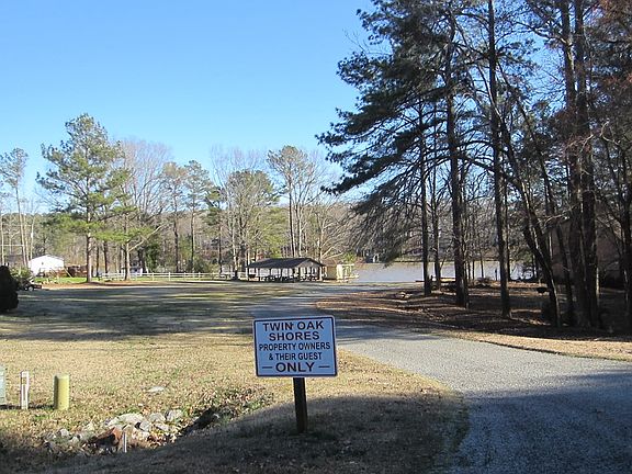 3rd image of 85 Twin Oaks Ln