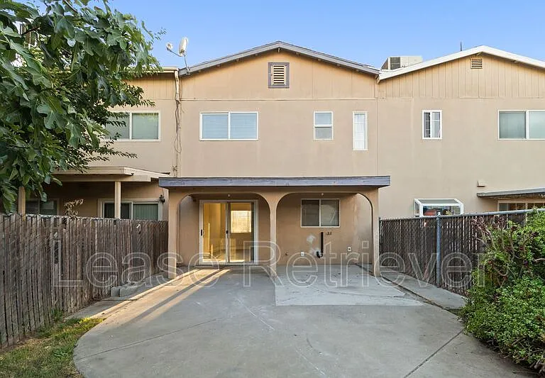 940 Palm Cir — Photo 5