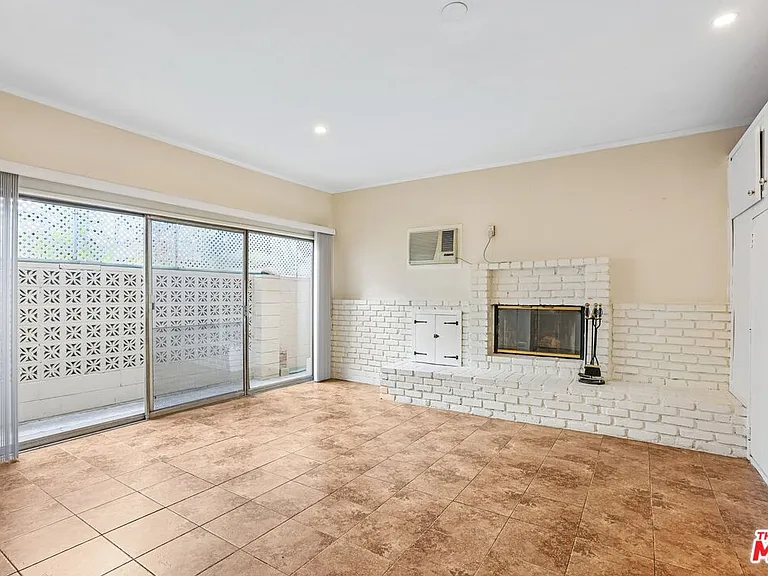 6727 1/2 Orion Ave — Photo 8