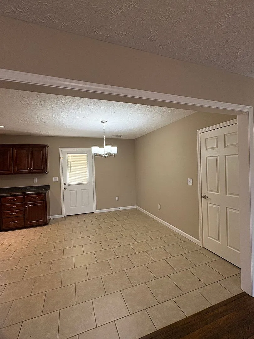 Cute 3 Bedroom Brick Home in Manchester! — Photo 4