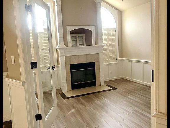 4th image of 438 E Ascot Pl