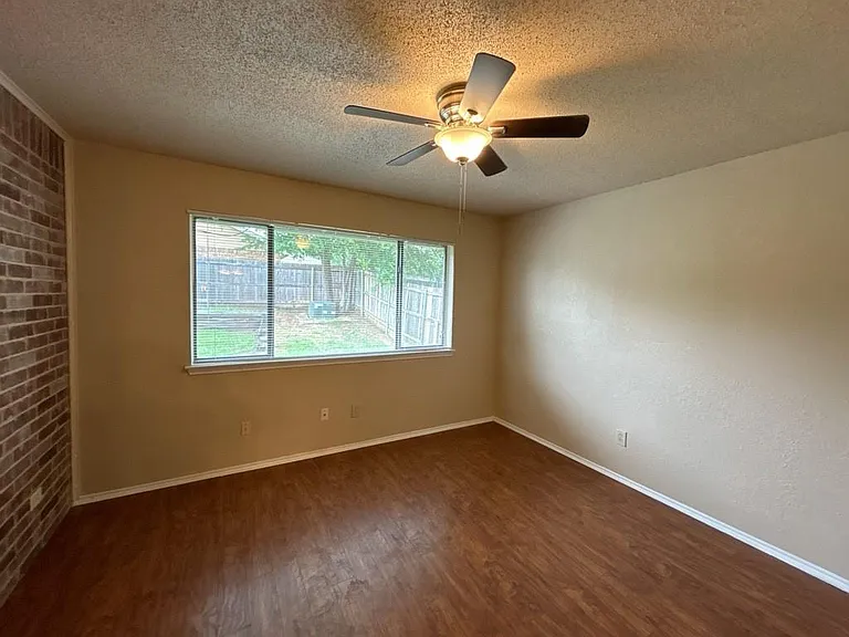 2412 Amber Hill Ln — Photo 2