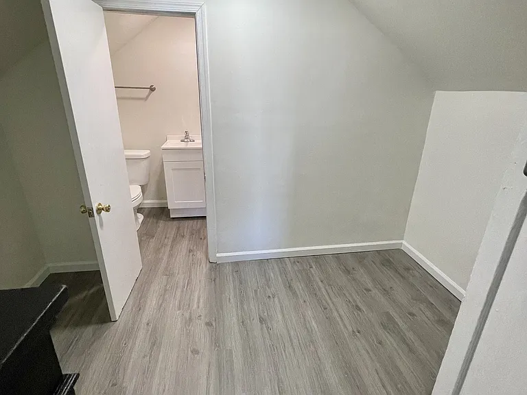 215 Henry St #B — Photo 7