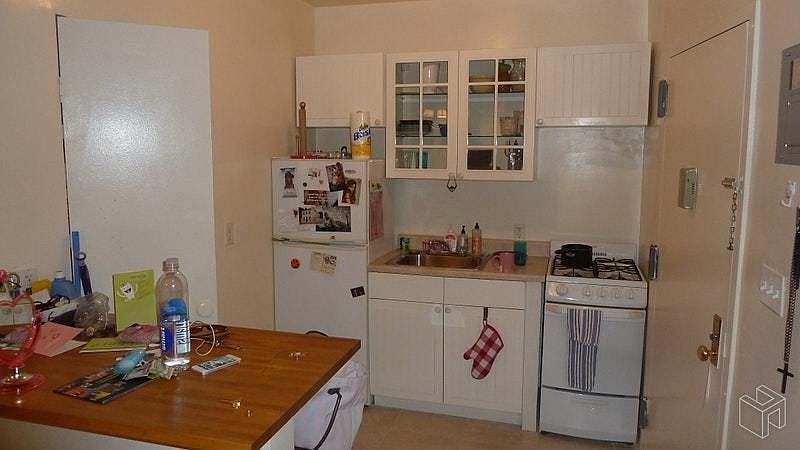 2nd image of 435 E 6th St APT 2R