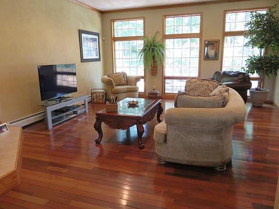 5th image of 24 Hemlock Ln