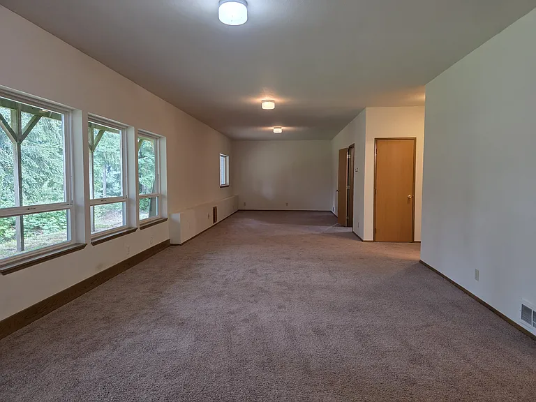 384 Selkirk Dr — Photo 24