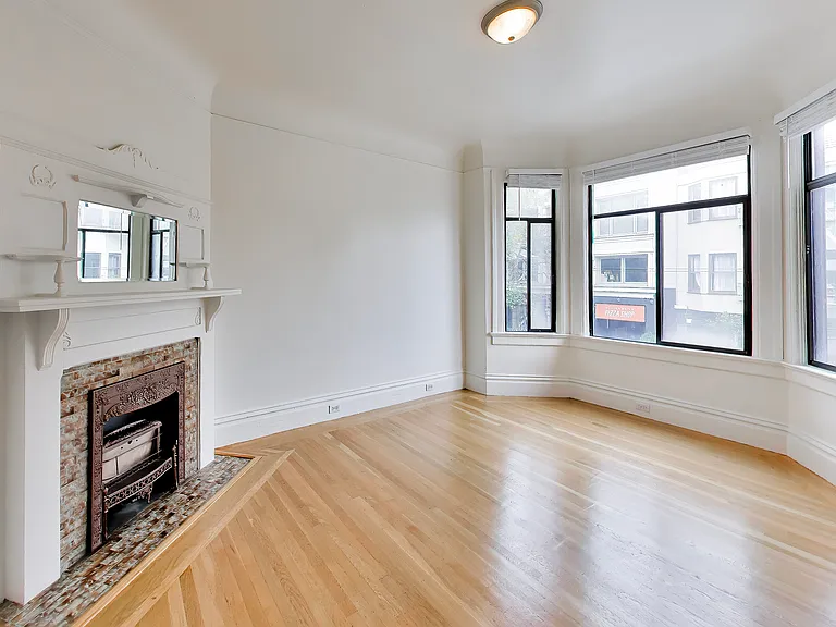 1558 Stockton St — Photo 10