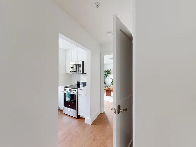 Longfellow Apartments — Photo 17