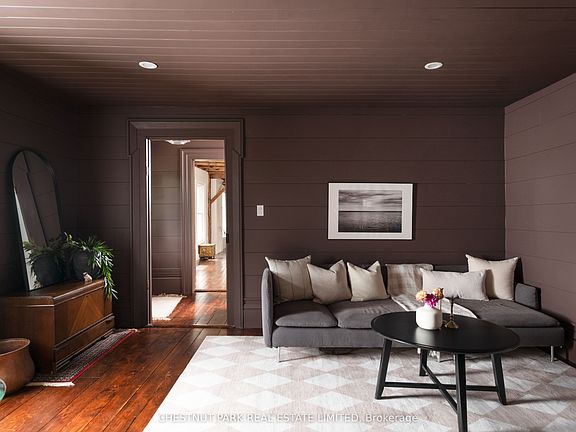 5th image of 985 Melville Rd