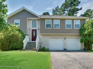 140 Colonial Dr, Lakewood, NJ 08701