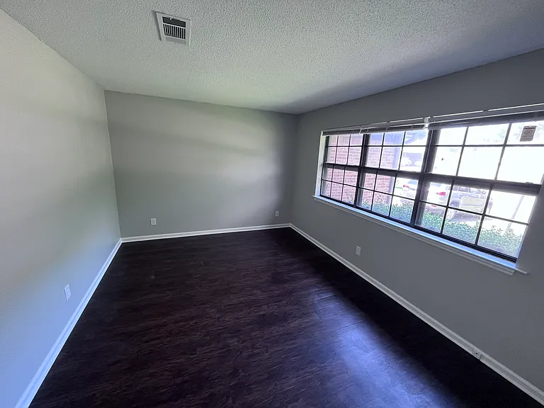 215 Berkshire Cir — Photo 7