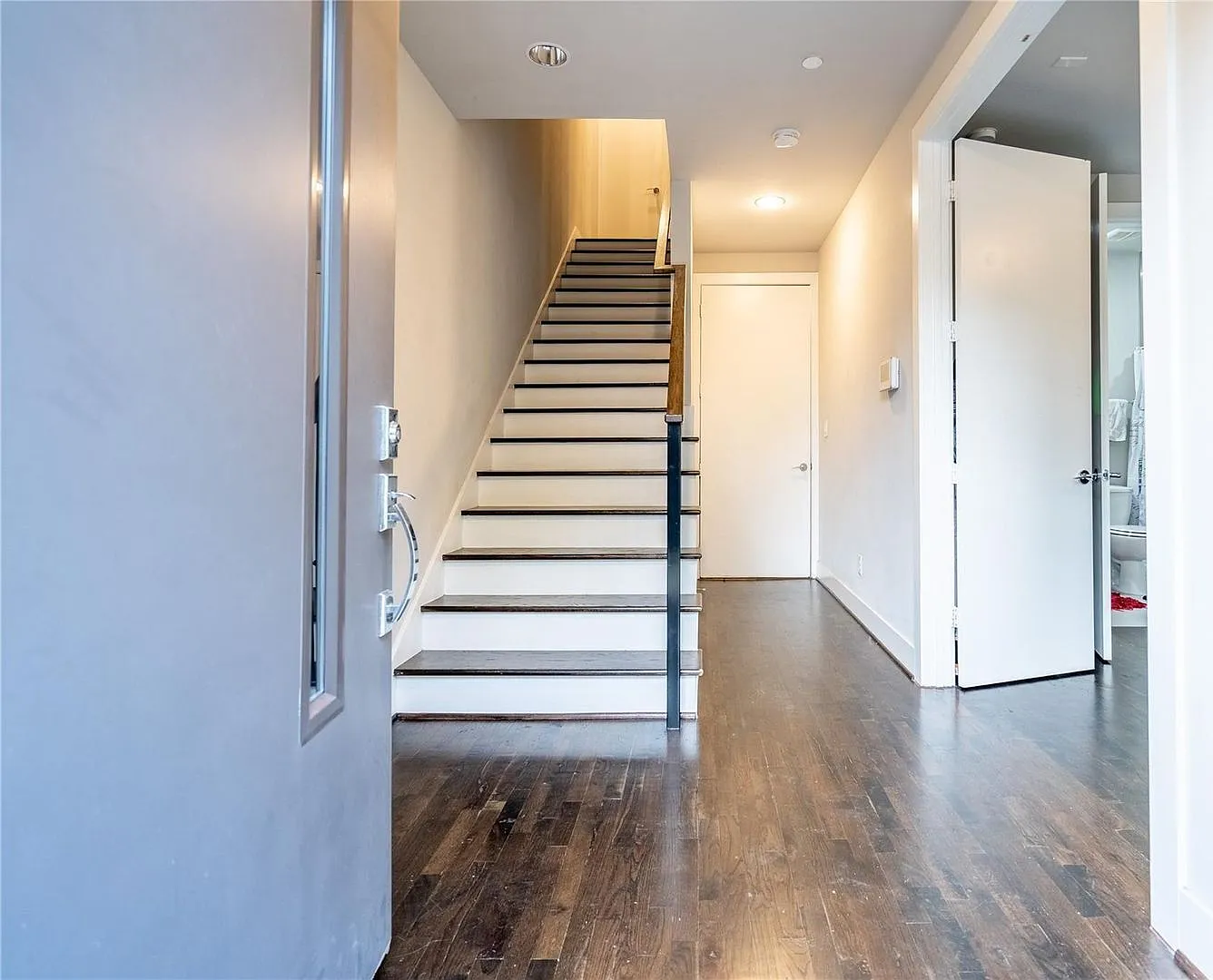 Stunning 3 Bedroom Townhome in Oaklawn — Photo 4
