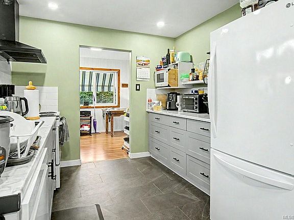 3rd image of 402 Young St