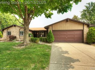17968 Vacri Ln, Livonia, MI 48152