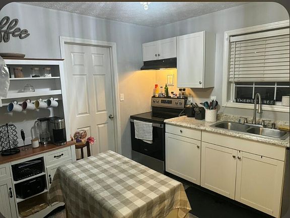 4th image of 107 Patio St