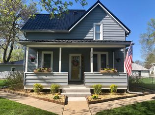 312 E Main St, Hills, IA 52235