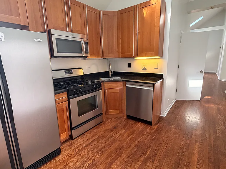 1031 N Paulina St #CH2 — Photo 5
