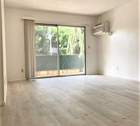 3rd image of 7160 De Longpre Ave