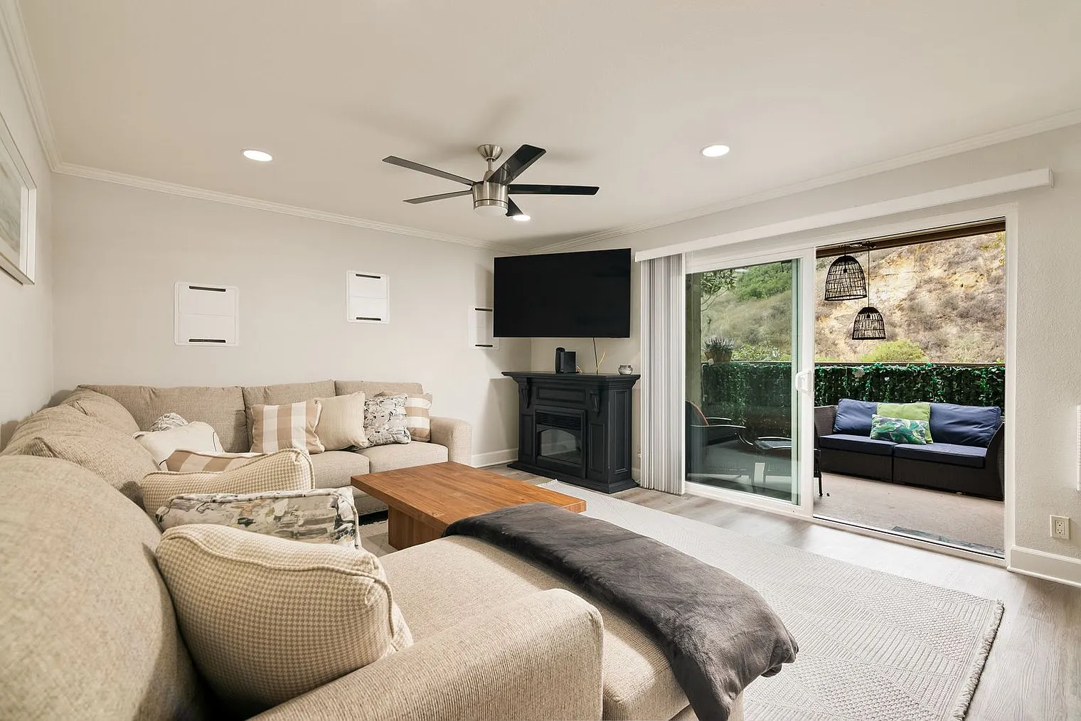 2 bed, 2.0 bath, 968 sqft, $6,212 — Photo 2