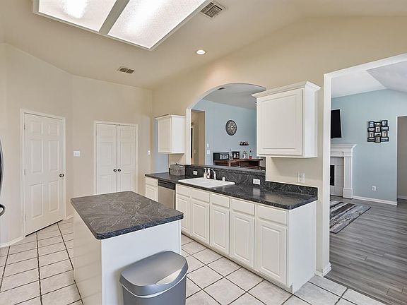 4th image of 4734 Thames Dr