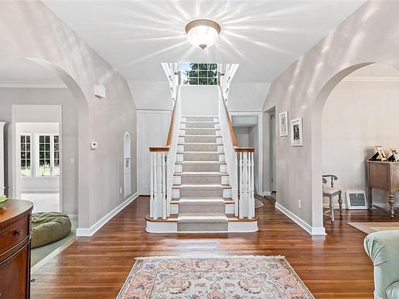 5th image of 3154 Crescent Dr NE